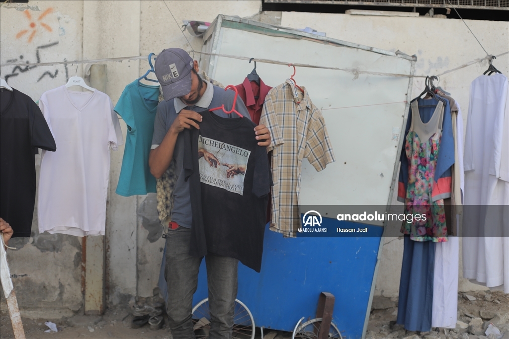 Gazze'de yerinden edilmiş Filistinliler ikinci el kıyafet arayışına girdi