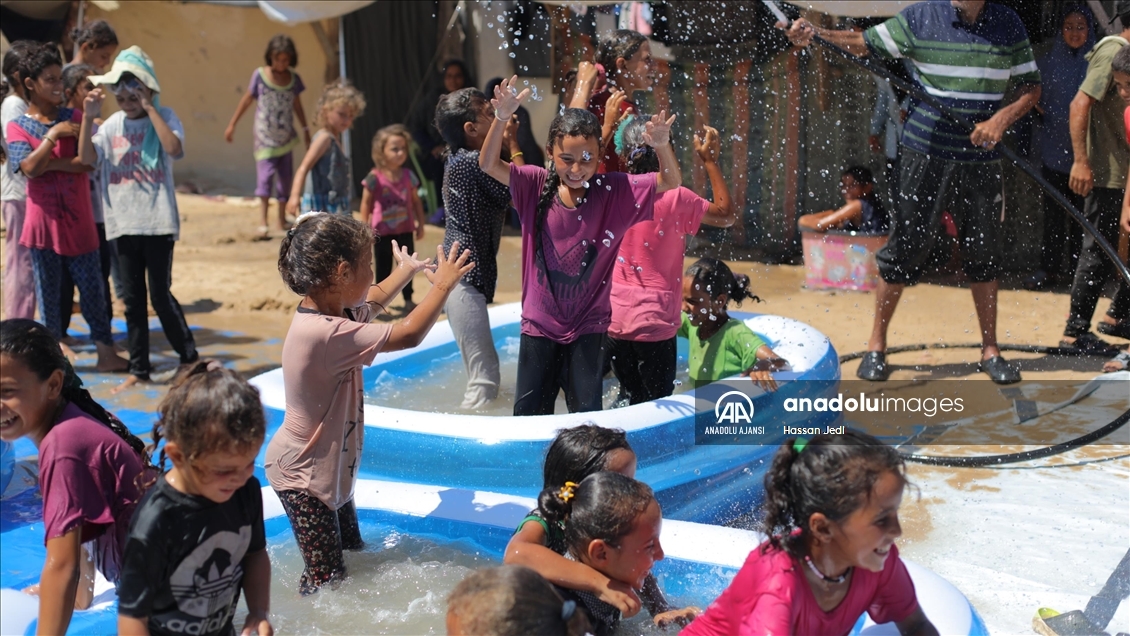 Gazzeli çocuklar şişme havuzlara girerek serinledi
