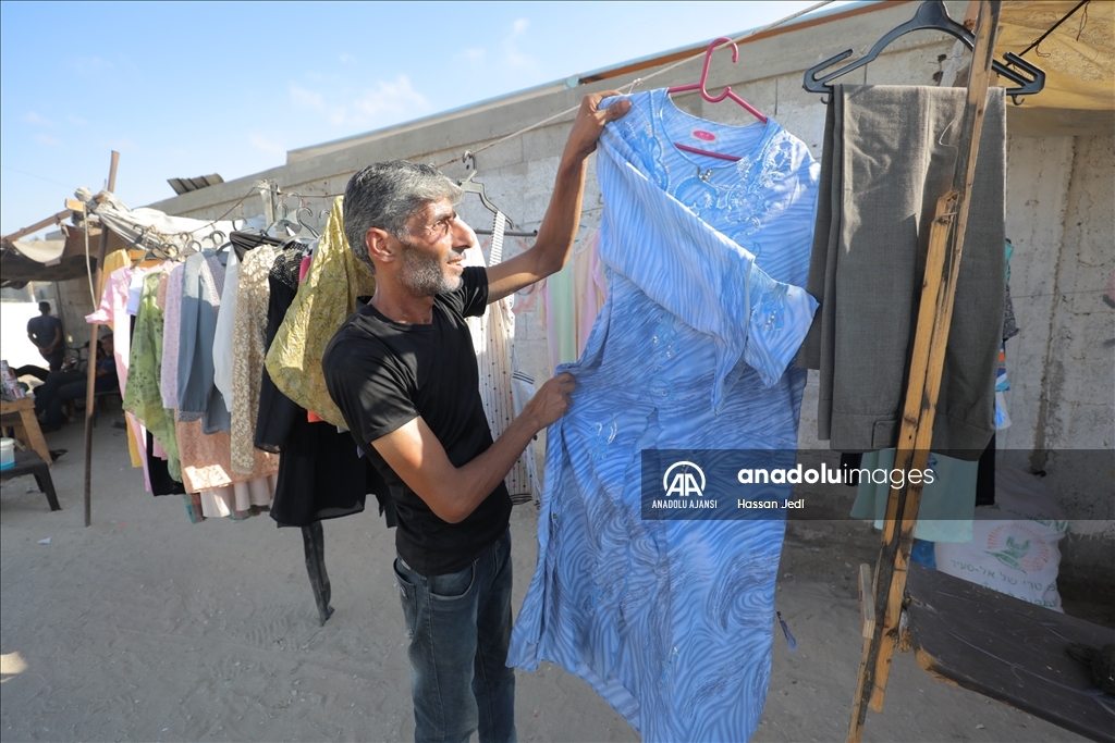 Gazze'de yerinden edilmiş Filistinliler ikinci el kıyafet arayışına girdi