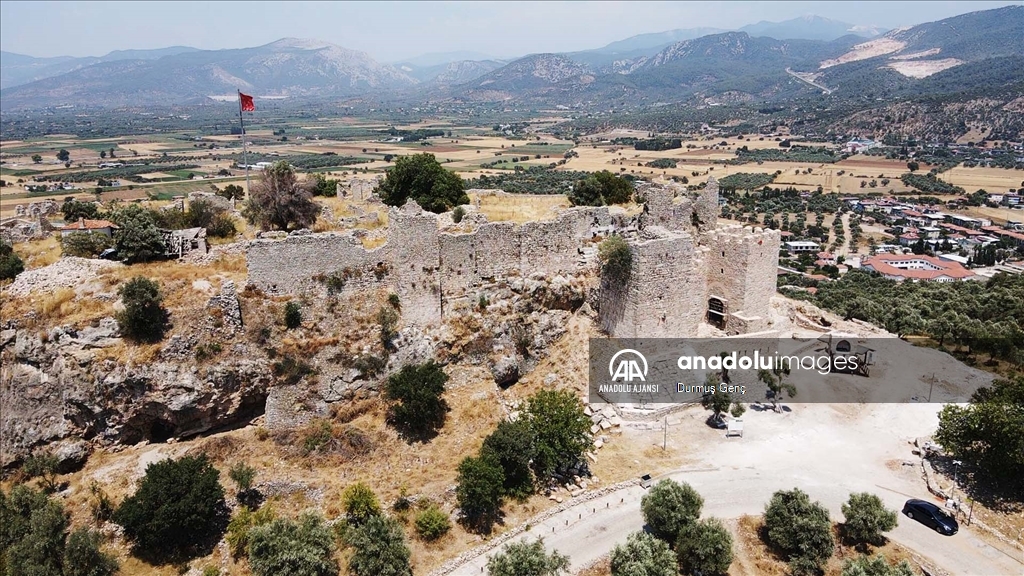 Beçin Antik Kenti'ndeki kale duvarları ve burçlar ayağa kaldırılıyor