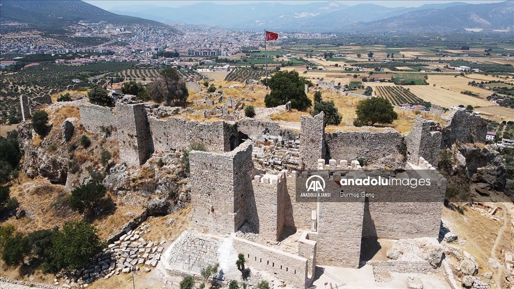 Beçin Antik Kenti'ndeki kale duvarları ve burçlar ayağa kaldırılıyor