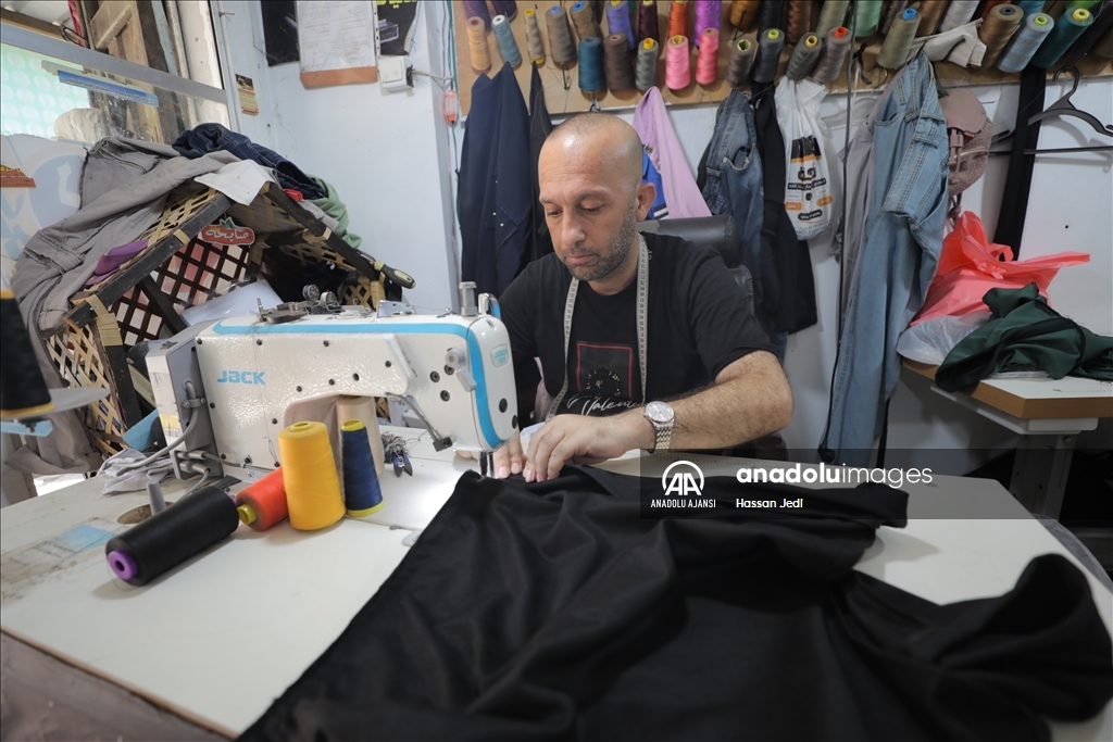 Gazze'de yerinden edilmiş Filistinliler ikinci el kıyafet arayışına girdi