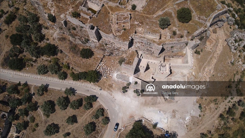 Beçin Antik Kenti'ndeki kale duvarları ve burçlar ayağa kaldırılıyor