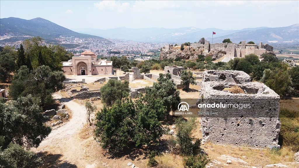 Beçin Antik Kenti'ndeki kale duvarları ve burçlar ayağa kaldırılıyor