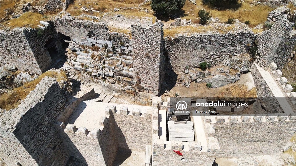Beçin Antik Kenti'ndeki kale duvarları ve burçlar ayağa kaldırılıyor