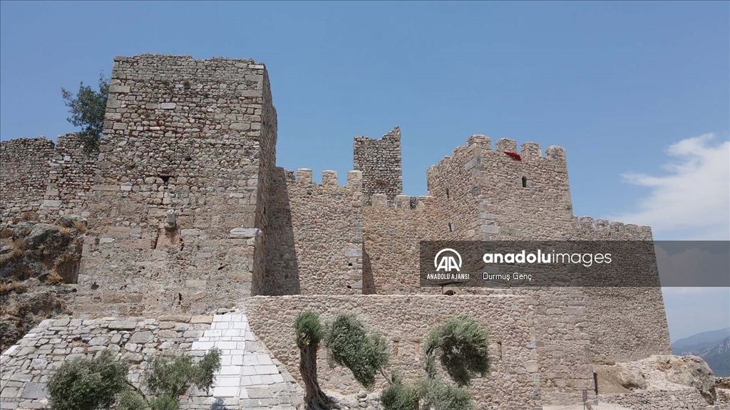 Beçin Antik Kenti'ndeki kale duvarları ve burçlar ayağa kaldırılıyor