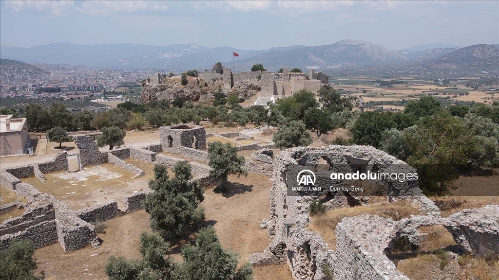 Beçin Antik Kenti'ndeki kale duvarları ve burçlar ayağa kaldırılıyor