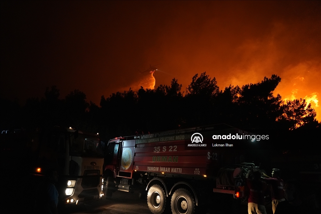 İzmir'deki yangına müdahale gece de sürüyor