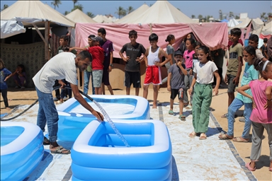 Дети в секторе Газа прохлаждаются в надувных бассейнах