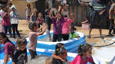 Gazzeli çocuklar şişme havuzlara girerek serinledi