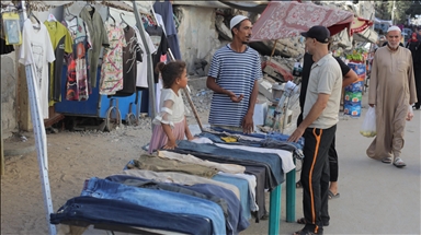 Gazze'de yerinden edilmiş Filistinliler ikinci el kıyafet arayışına girdi