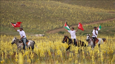 Atlı spor kulübü üyelerinden 2 bin 200 rakımlı yaylada Filistin'e destek
