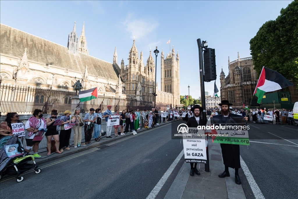Londra'da yeni seçilen İngiliz Parlamentosu'nun ilk iş gününde Filistin'e destek gösterisi düzenlendi