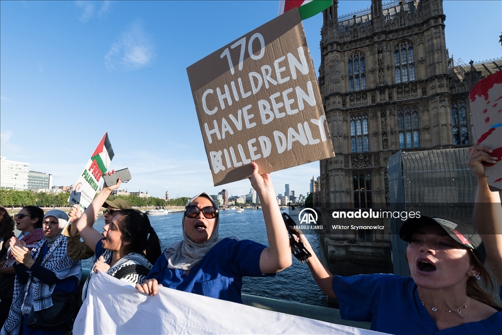 Londra'da yeni seçilen İngiliz Parlamentosu'nun ilk iş gününde Filistin'e destek gösterisi düzenlendi