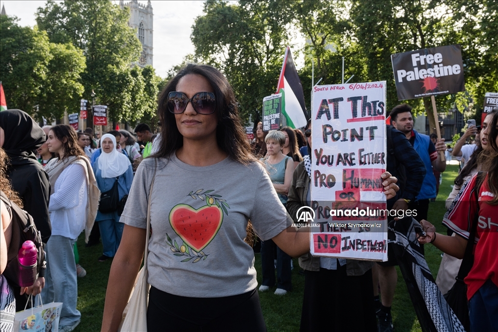 Londra'da yeni seçilen İngiliz Parlamentosu'nun ilk iş gününde Filistin'e destek gösterisi düzenlendi