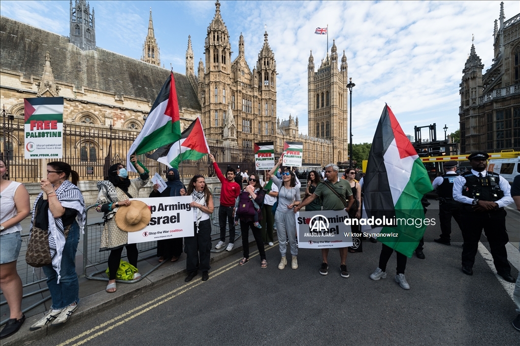 Londra'da yeni seçilen İngiliz Parlamentosu'nun ilk iş gününde Filistin'e destek gösterisi düzenlendi