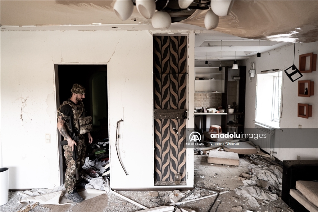 Ukraynalı askerler, tahrip olmuş Orikhiv'de yıkılmış evleri inceliyor