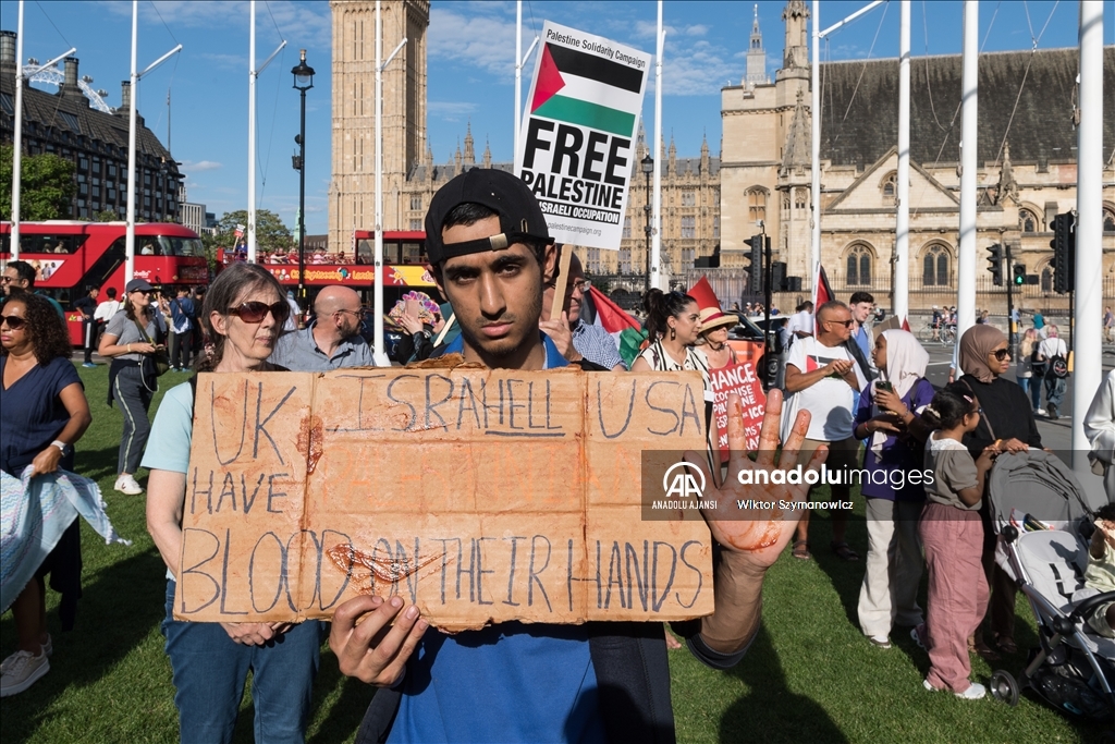 Londra'da yeni seçilen İngiliz Parlamentosu'nun ilk iş gününde Filistin'e destek gösterisi düzenlendi