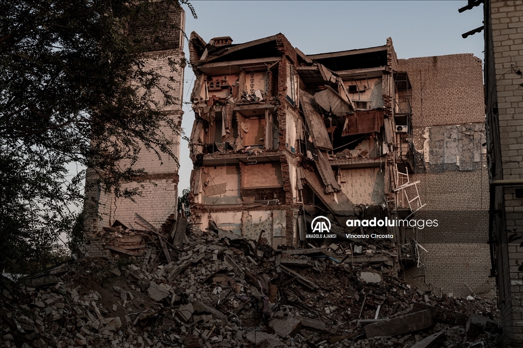 Ukraynalı askerler, tahrip olmuş Orikhiv'de yıkılmış evleri inceliyor