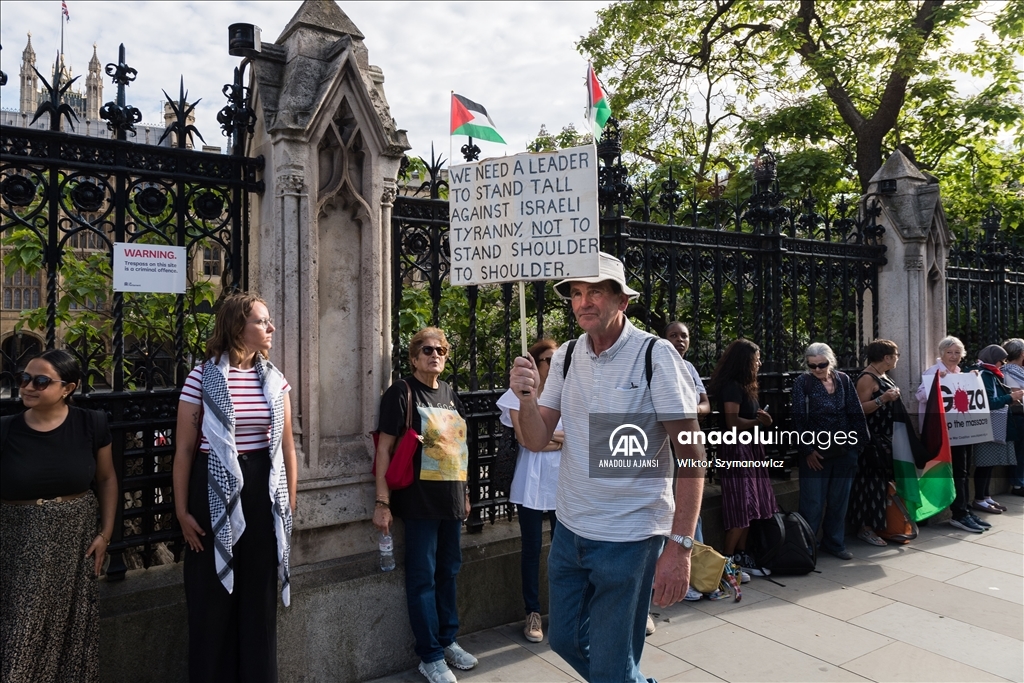Londra'da yeni seçilen İngiliz Parlamentosu'nun ilk iş gününde Filistin'e destek gösterisi düzenlendi