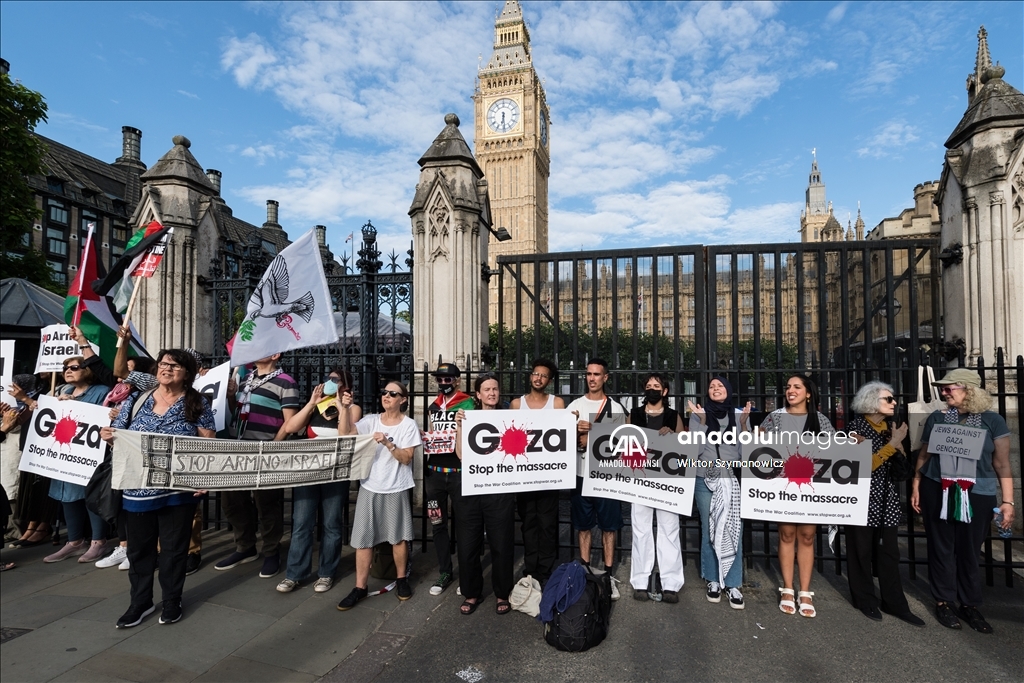 Londra'da yeni seçilen İngiliz Parlamentosu'nun ilk iş gününde Filistin'e destek gösterisi düzenlendi
