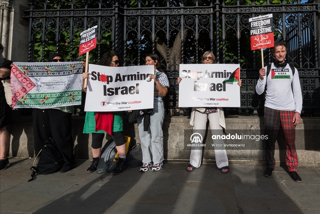 Londra'da yeni seçilen İngiliz Parlamentosu'nun ilk iş gününde Filistin'e destek gösterisi düzenlendi
