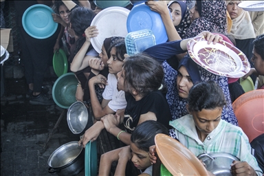 Вынужденным переселенцам в Газе раздали горячую еду