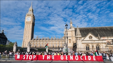 Londra'da yeni seçilen İngiliz Parlamentosu'nun ilk iş gününde Filistin'e destek gösterisi düzenlendi