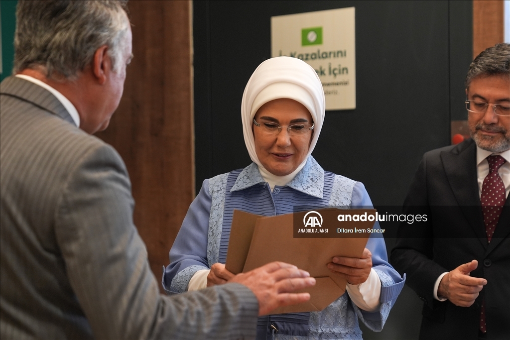 Emine Erdoğan, atıksız alışverişi teşvik eden marketi ziyaret etti
