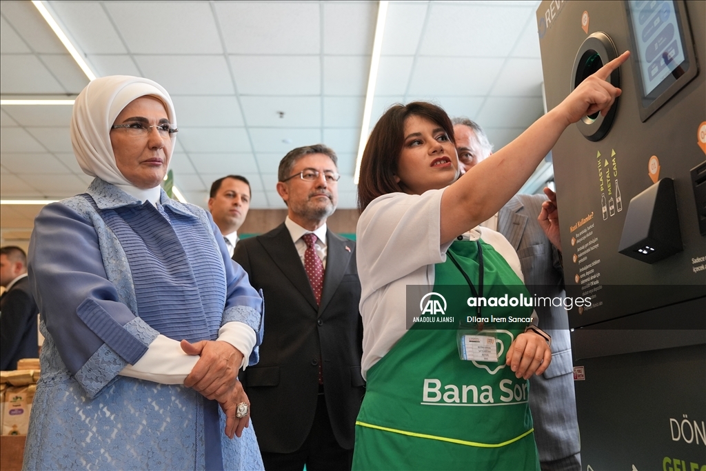 Emine Erdoğan, atıksız alışverişi teşvik eden marketi ziyaret etti