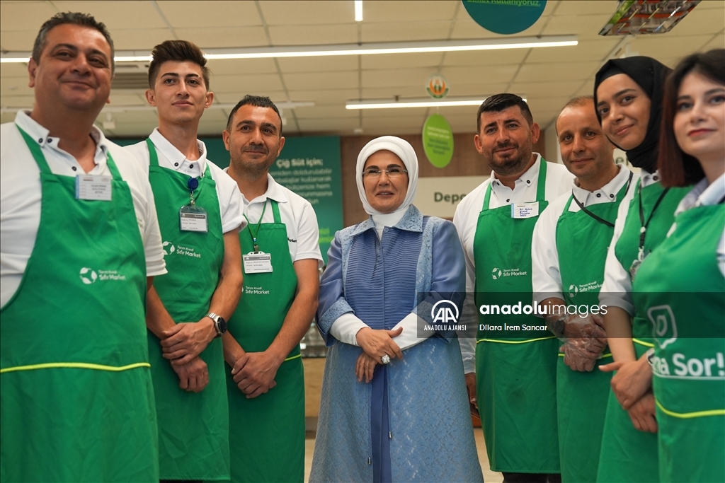 Emine Erdoğan, atıksız alışverişi teşvik eden marketi ziyaret etti