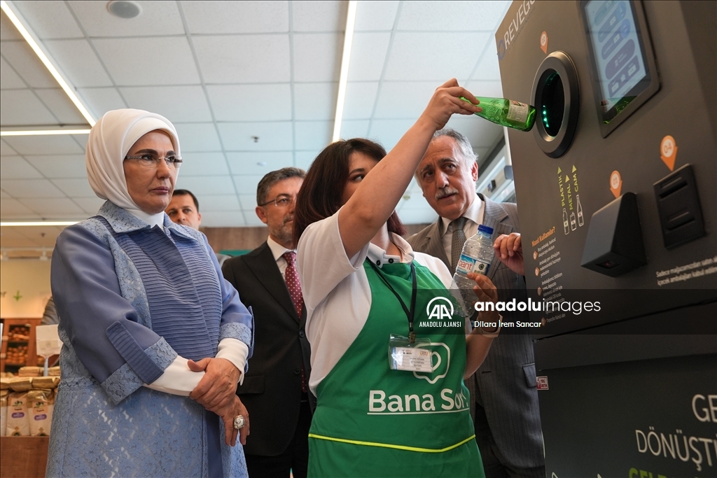 Emine Erdoğan, atıksız alışverişi teşvik eden marketi ziyaret etti