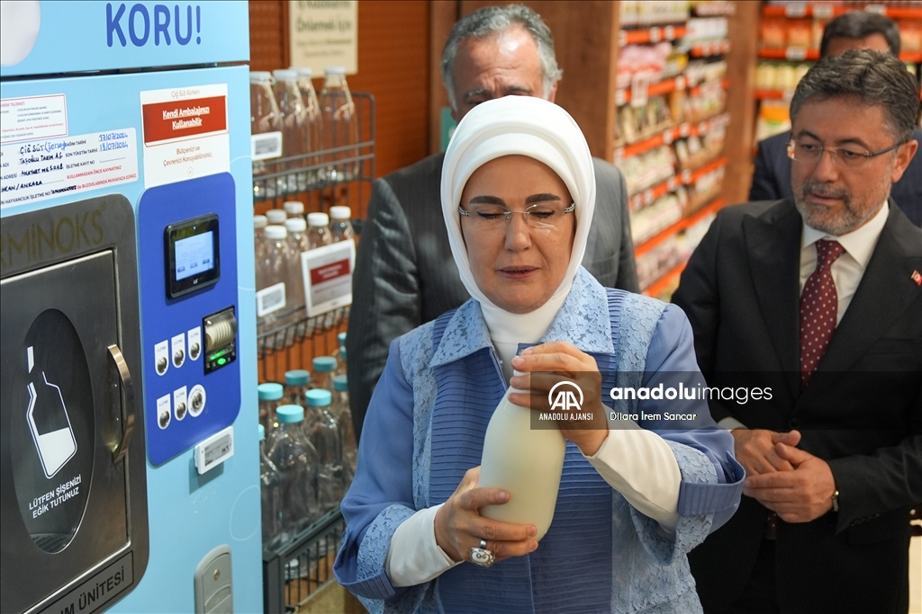 Emine Erdoğan, atıksız alışverişi teşvik eden marketi ziyaret etti