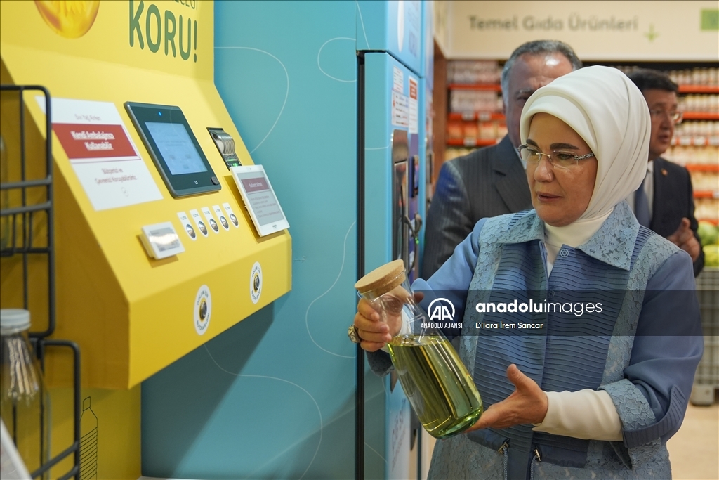 Emine Erdoğan, atıksız alışverişi teşvik eden marketi ziyaret etti