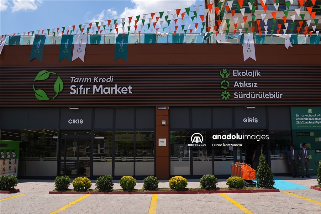 Emine Erdoğan, atıksız alışverişi teşvik eden marketi ziyaret etti