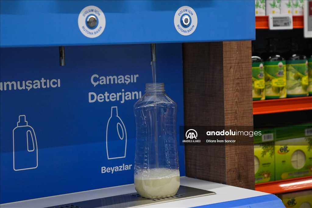 Emine Erdoğan, atıksız alışverişi teşvik eden marketi ziyaret etti