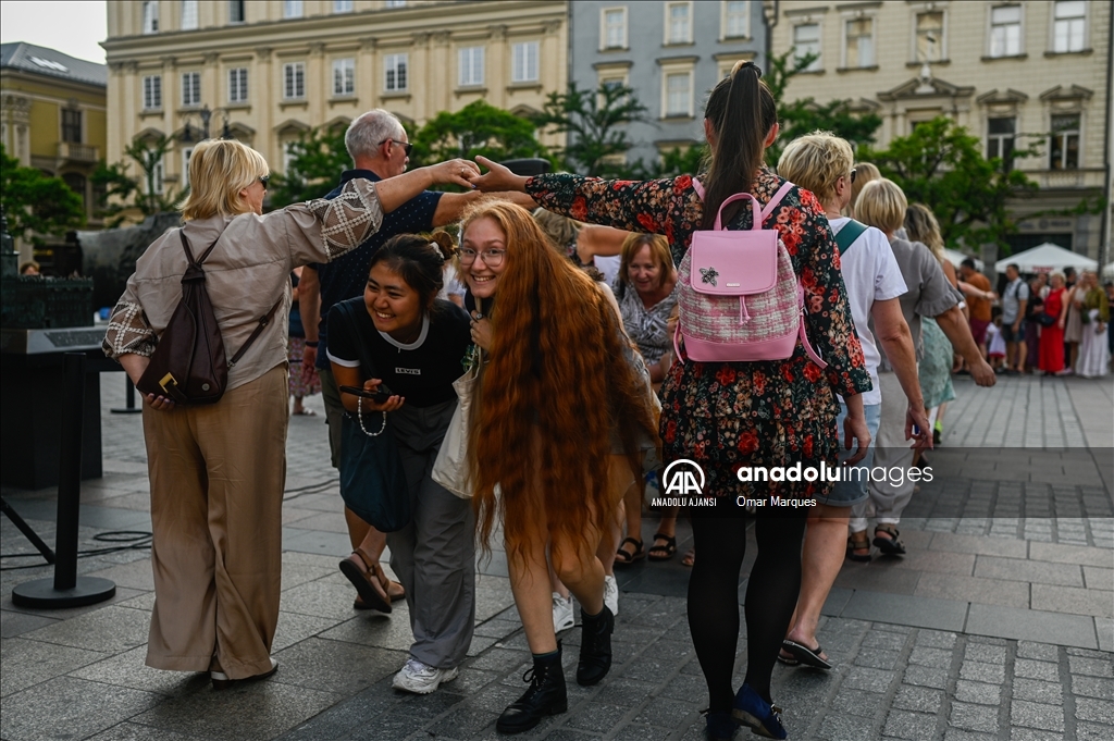 Polonya'da Avrupa'nın en büyük dans festivali “Cracovia Danza Saray Dansları Festivali” düzenlendi 