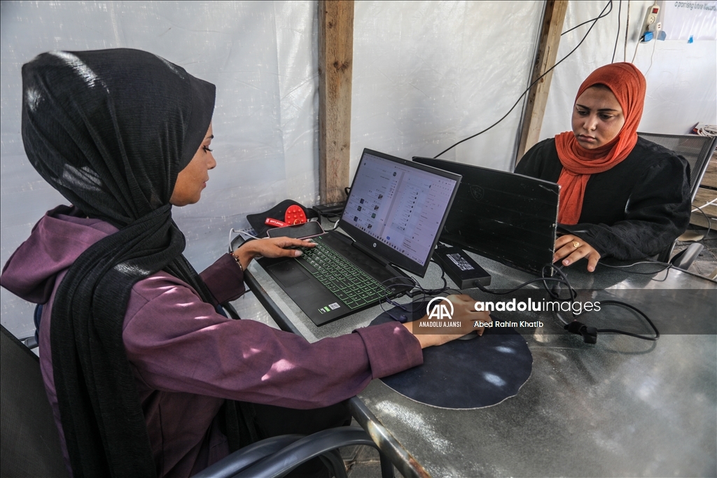 Filistinli genç, açtığı kafede Gazzelilere internet hizmeti sağlıyor