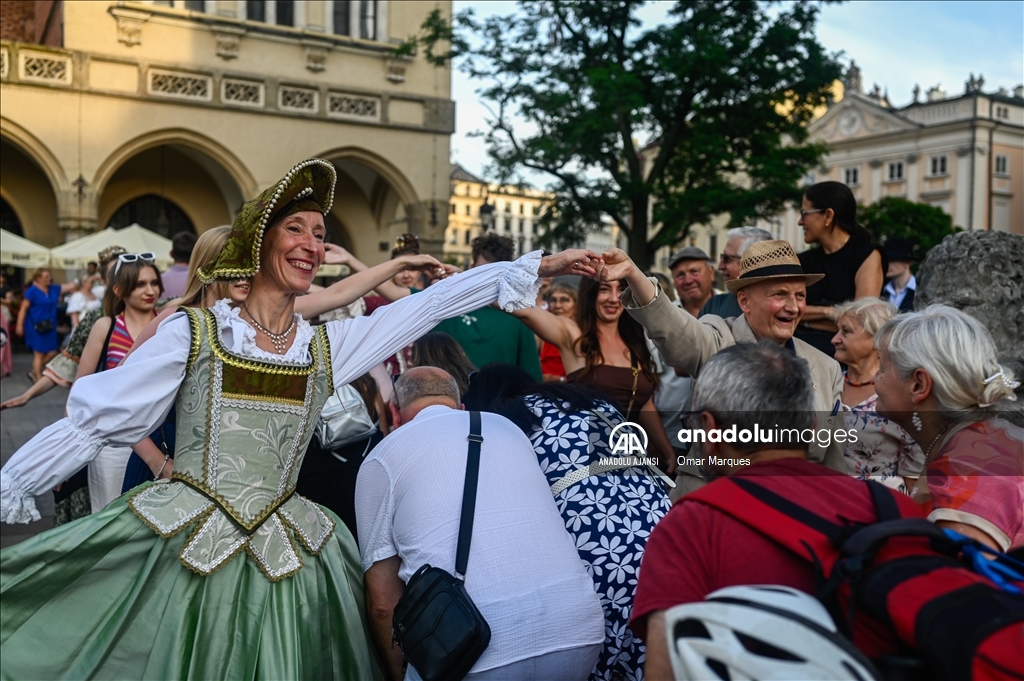 Polonya'da Avrupa'nın en büyük dans festivali “Cracovia Danza Saray Dansları Festivali” düzenlendi 