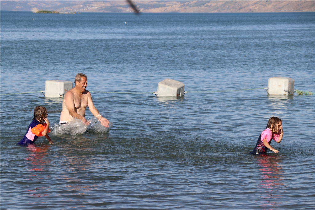 Hazar Gölü, bunaltan sıcaklarda Doğu'daki tatilcilerin adresi oldu