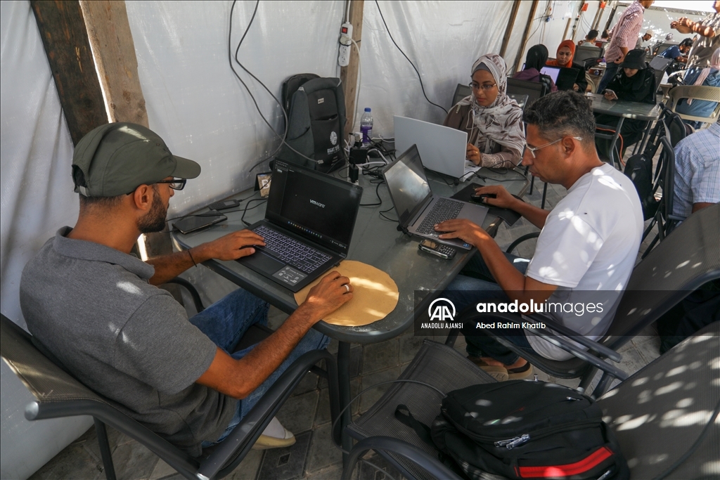 Filistinli genç, açtığı kafede Gazzelilere internet hizmeti sağlıyor