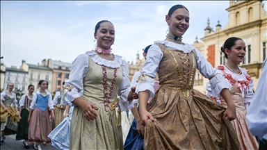 Polonya'da Avrupa'nın en büyük dans festivali “Cracovia Danza Saray Dansları Festivali” düzenlendi