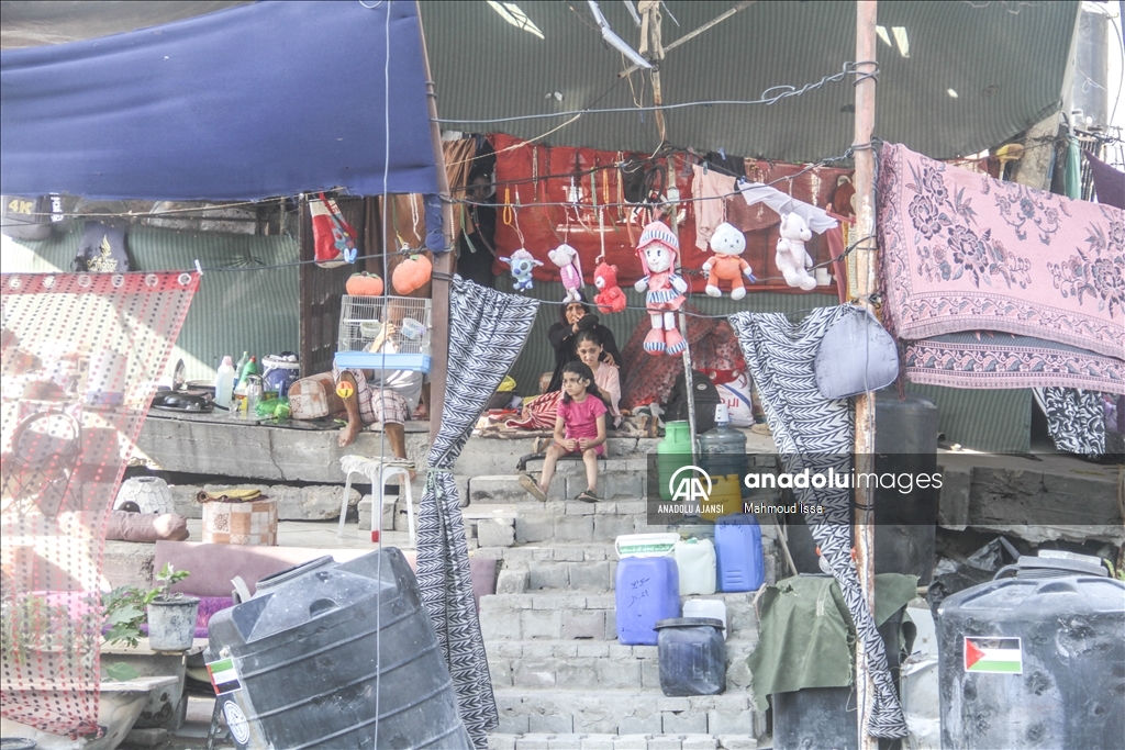 Gazzeli aile, evlerinin enkazı üzerine kurdukları çadırda yaşam mücadelesi veriyor