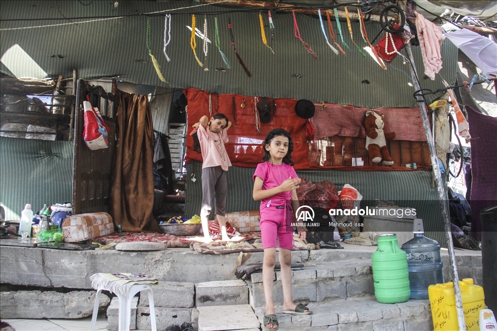 Gazzeli aile, evlerinin enkazı üzerine kurdukları çadırda yaşam mücadelesi veriyor