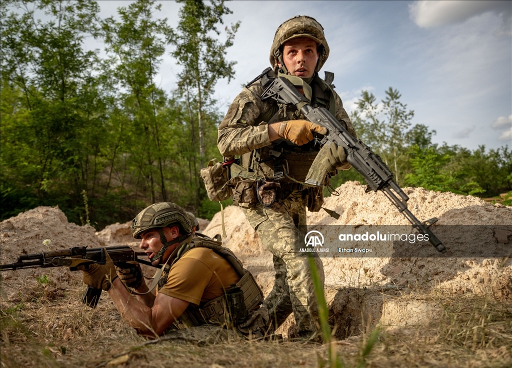 Ukrayna Ordusu'nun 80. Hava Taarruz Tugayı askerleri Chasiv Yar'da muharebe ve cephe eğitimi alıyor