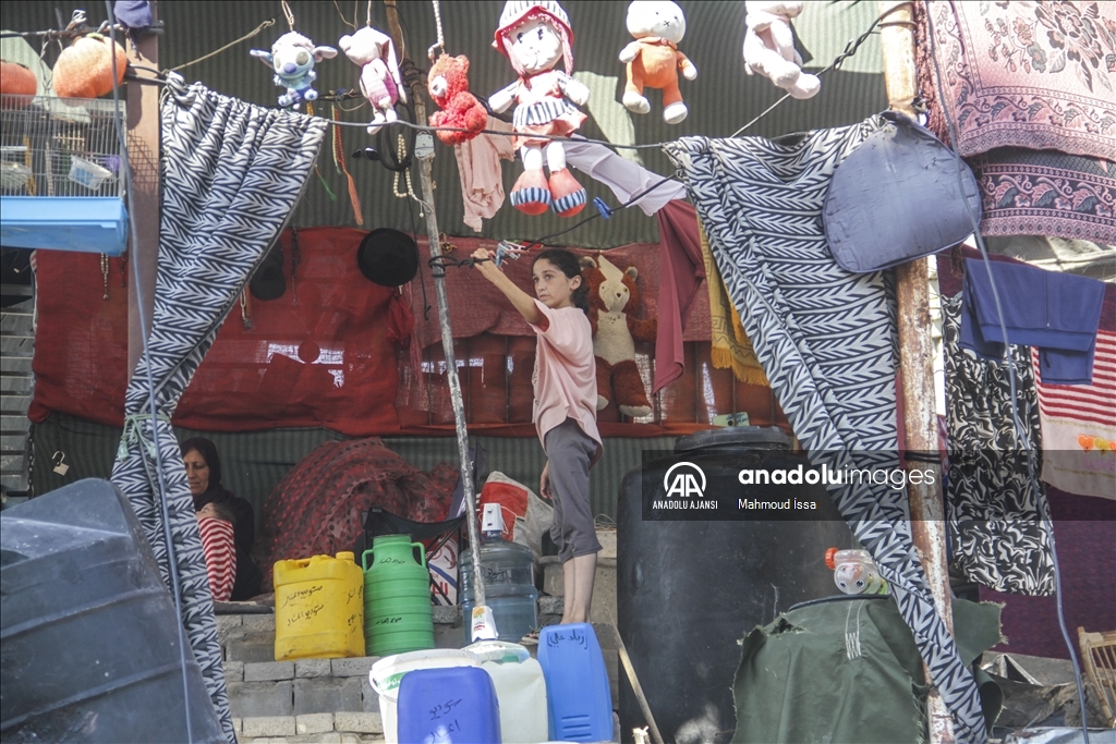 Gazzeli aile, evlerinin enkazı üzerine kurdukları çadırda yaşam mücadelesi veriyor