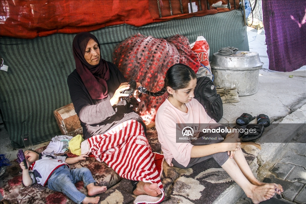 Gazzeli aile, evlerinin enkazı üzerine kurdukları çadırda yaşam mücadelesi veriyor