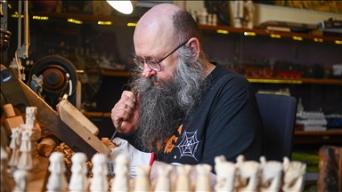 Polonyalı ahşap ustası eşsiz satranç taşları üretiyor