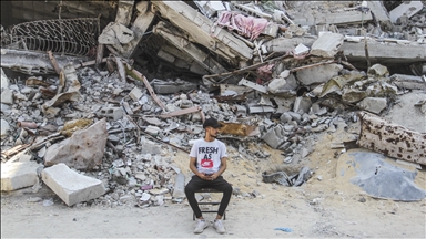 Gazzeli aile, evlerinin enkazı üzerine kurdukları çadırda yaşam mücadelesi veriyor