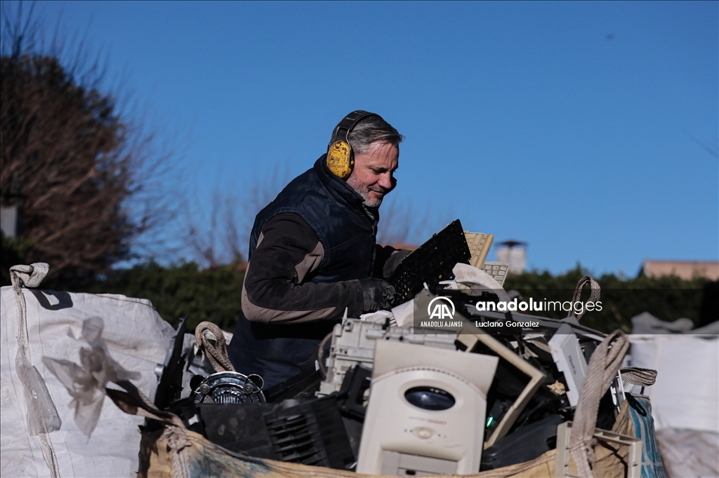 Arjantinli girişimci plastik ürünler ve elektronik cihazların geri dönüşümüyle kaplama ve kaldırım taşları üretiyor